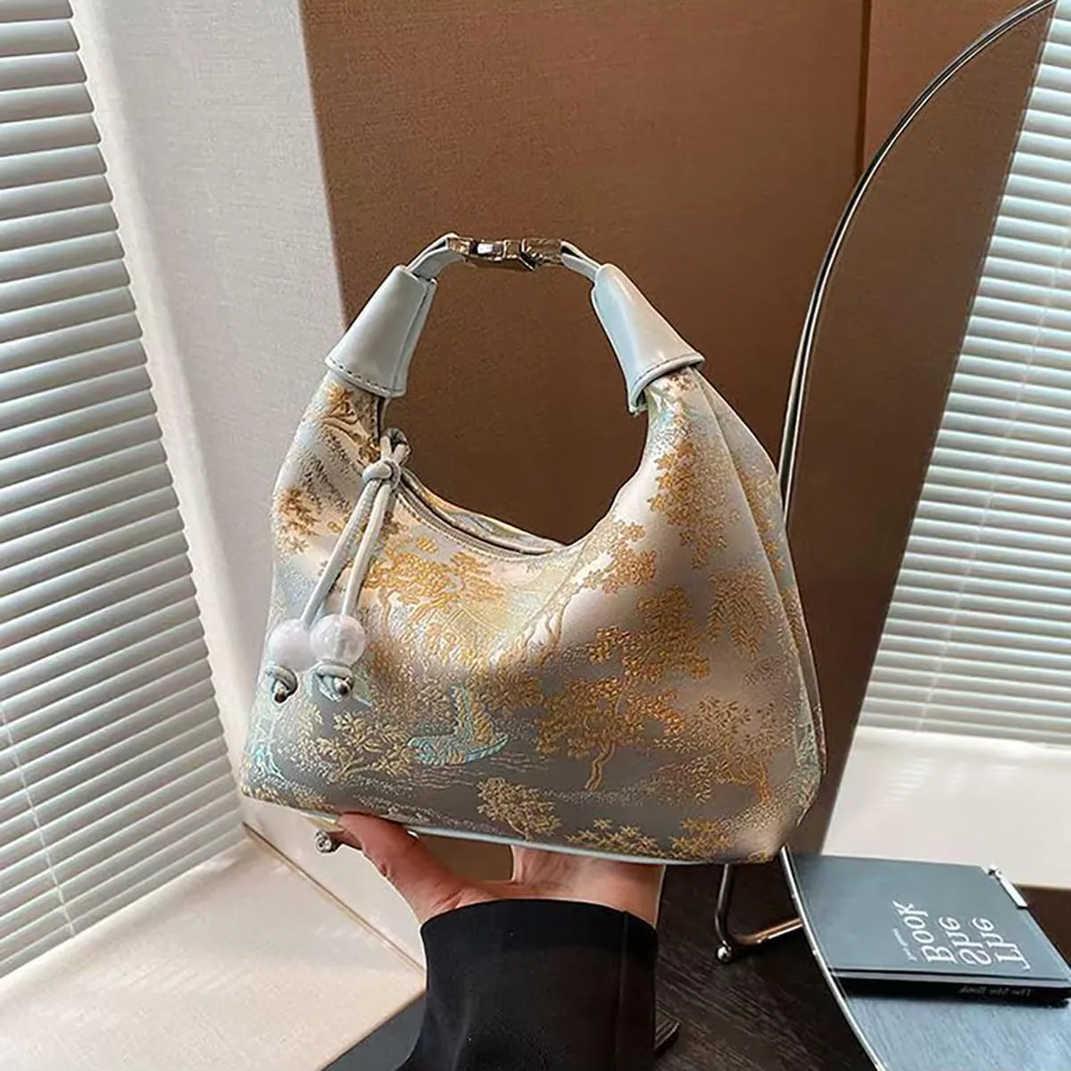 Chinese women's retro handbag, embroidered print design with unique shoulder bag, elegant temperament banquet gift