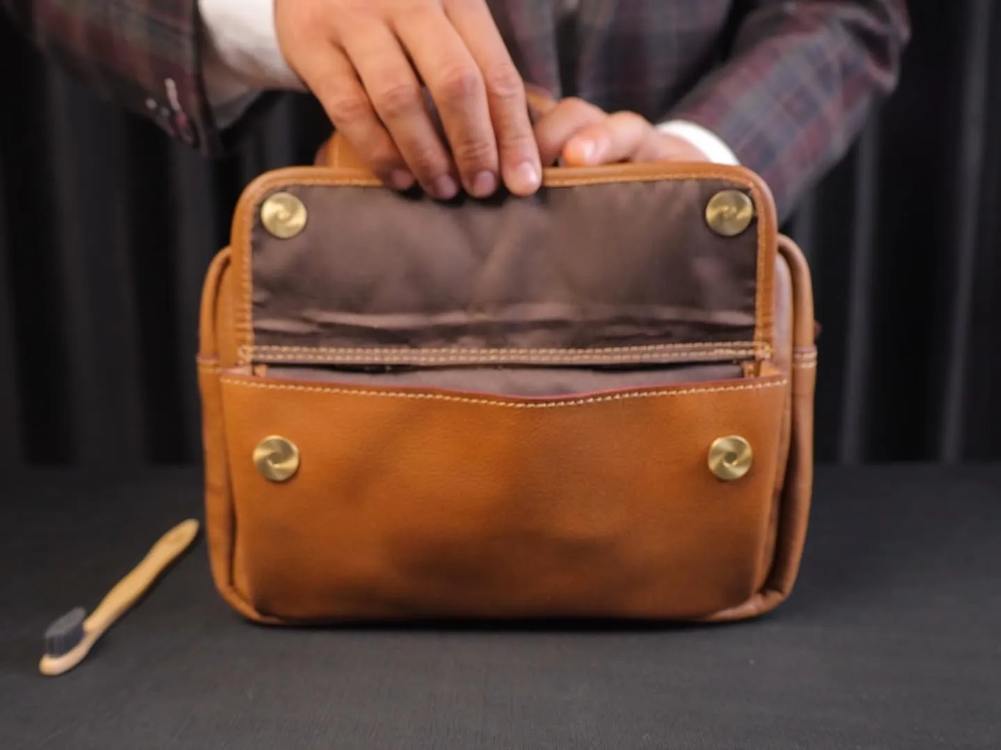 Luxurious Full-Grain Leather Toiletry Bag with Magnetic Snaps - Spacious 10X6X5.5 Travel Organizer for Men & Women with Reinforced Stitching and Sturdy Interior Lining